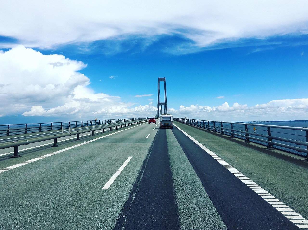 Die Öresundbrücke zwischen Dänemark und Schweden im ruhigen Licht der blauen Stunde
